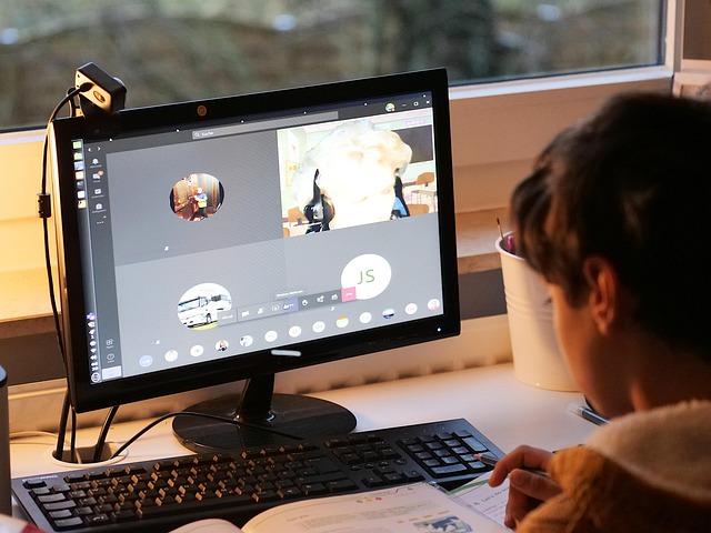 Animatrice webcam mystérieuse qui propose un strip soft en direct