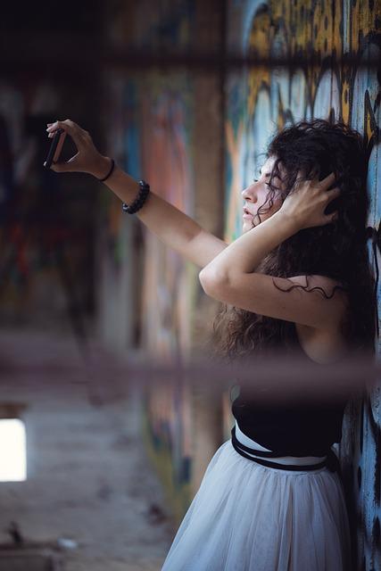 Animatrice webcam brune en show tamisé depuis votre smartphone