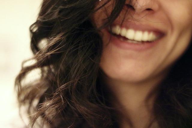 Star du live brune au naturel devant la caméra anonyme
