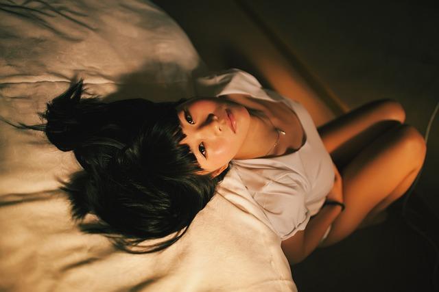 Brune chaude dans sa chambre audacieuse vous parle doucement dans un moment sans tabou