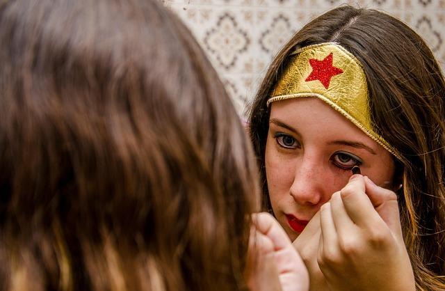 Fille mystérieuse à rencontrer excitante agit sans retenue dans une session chaude