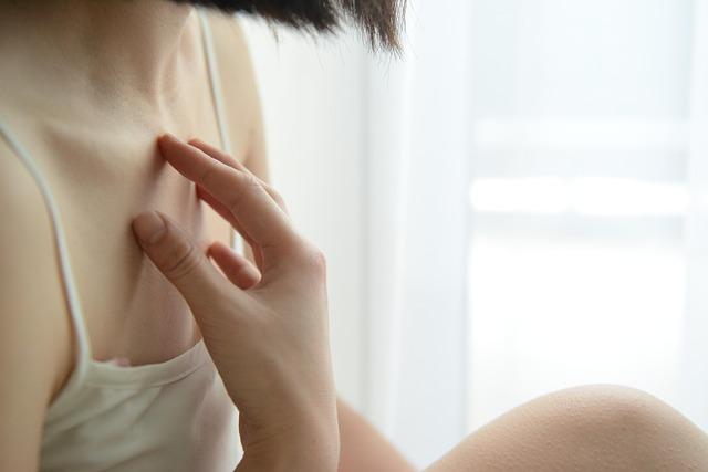 Modèle séduisante live douce vous attend en lingerie dans une atmosphère intime